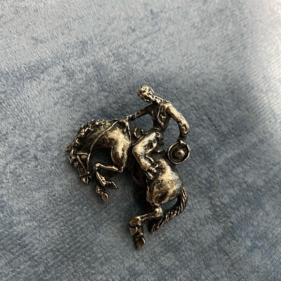 Vintage Cowboy and Rodeo Horse brooch pin - Picture 2 of 4